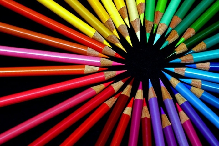разноцветные карандаши и сочетания цветов